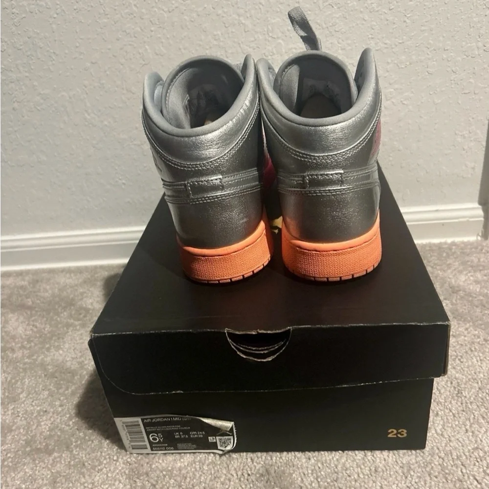 Jordan 1 Mid - Picture 2 of 2